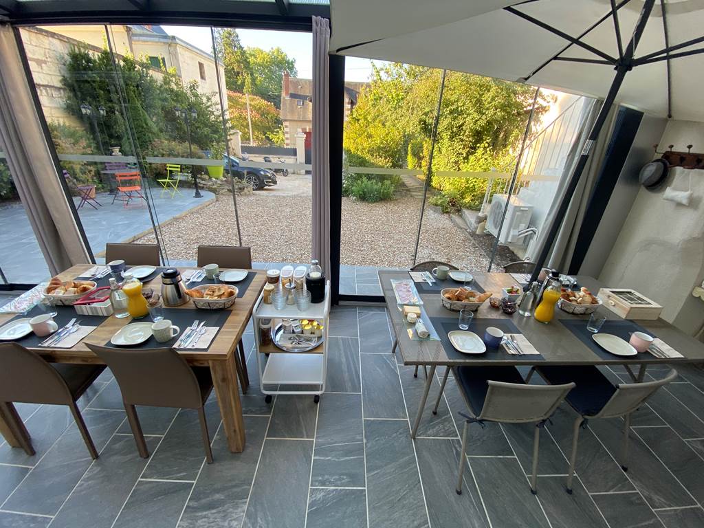 LES RIVES DU CHER. PETIT-DEJEUNER DANS LA VERANDA