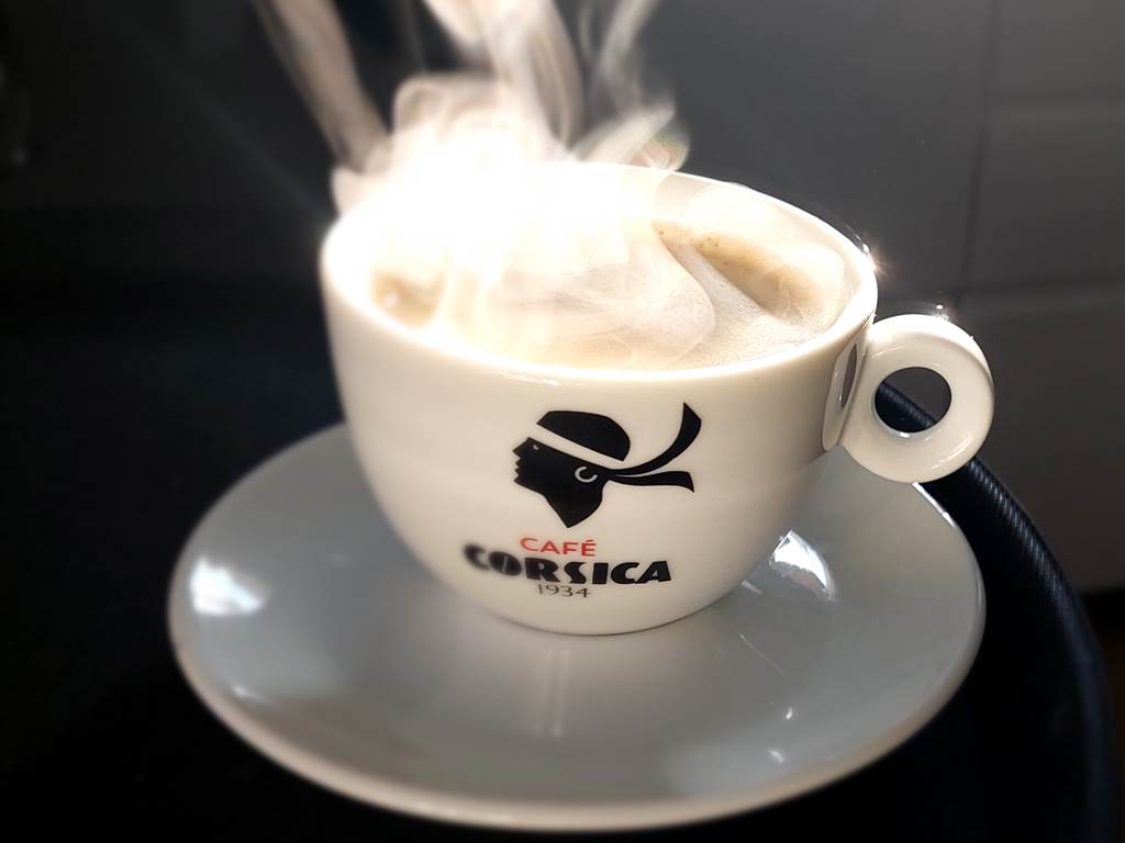 Petit-déjeuner typique avec un café Corsica, symbole de l'art de vivre et de la gastronomie locale.