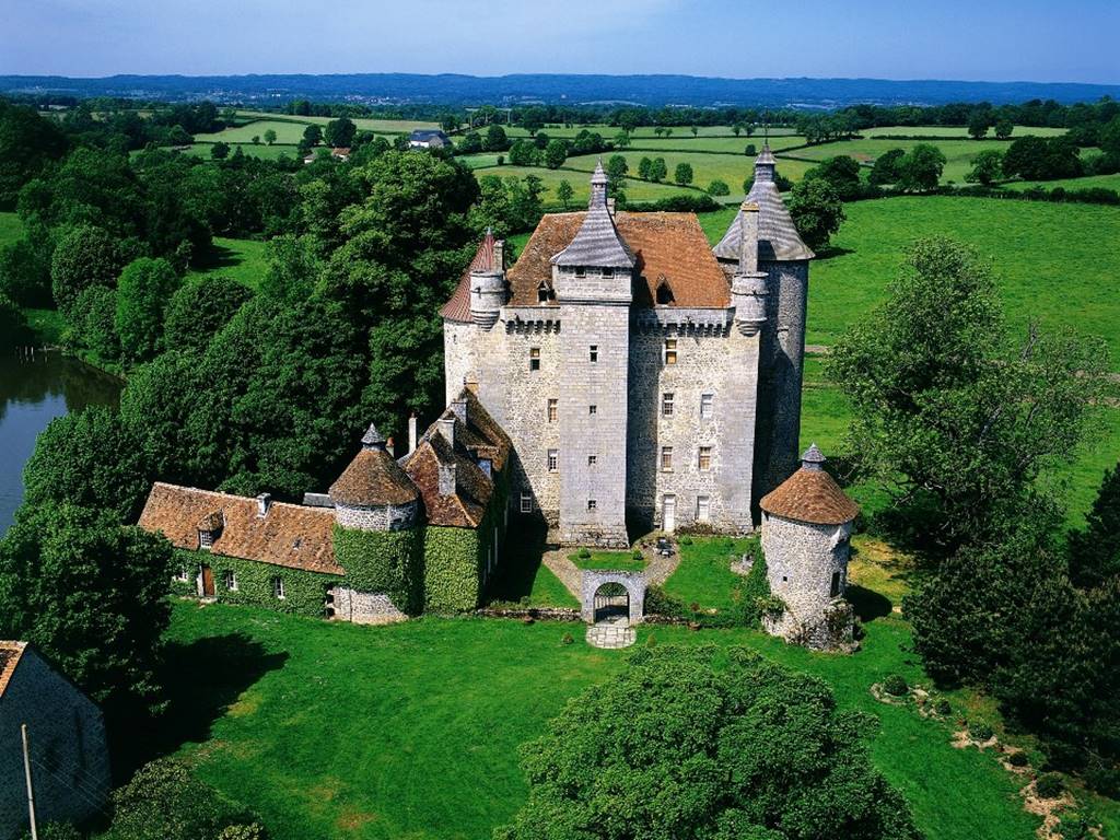 Chateau de Villemonteix à 4 kms du Domaine de Louveraude