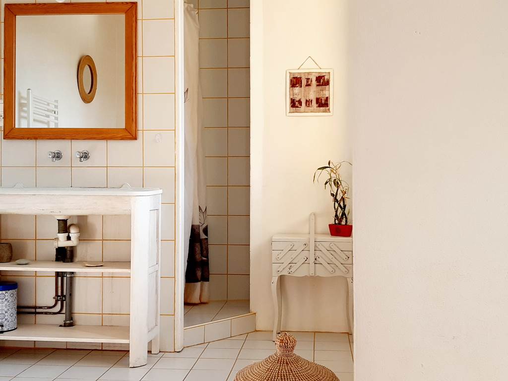 Salle de bain Lavabo entrée douche petit meuble couture++