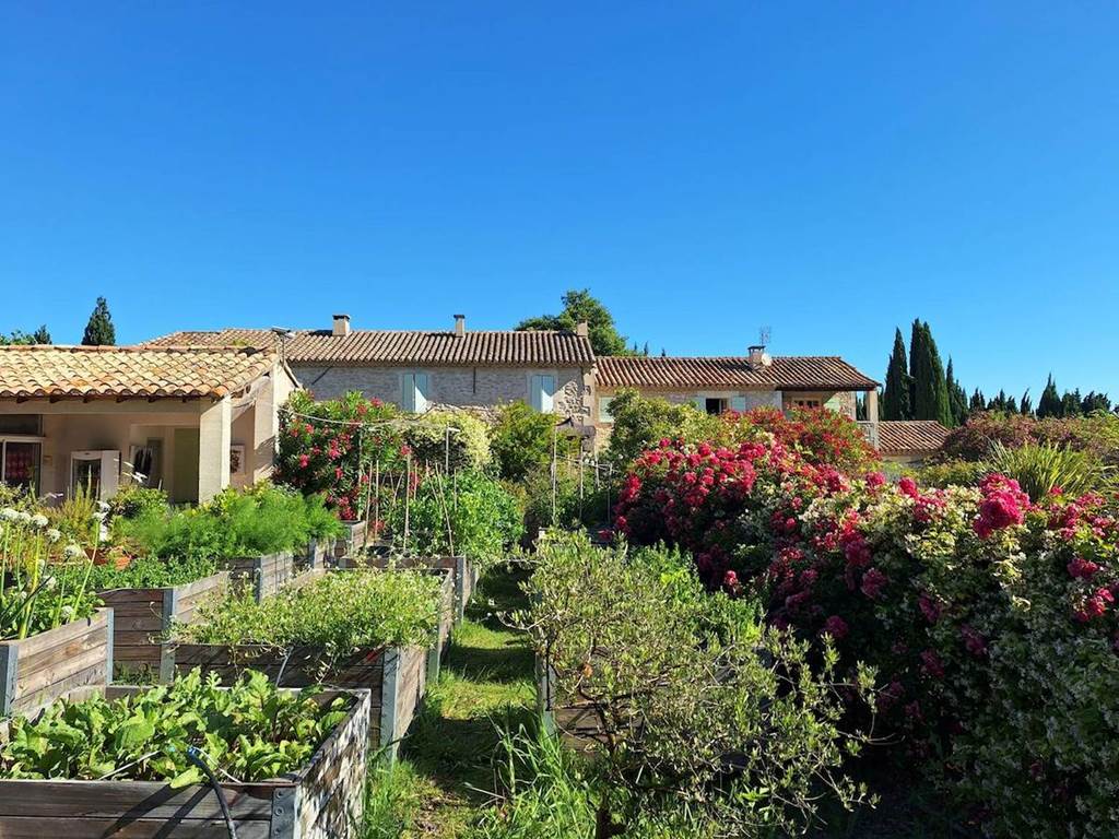 terrasse sur le jardin en permaculture