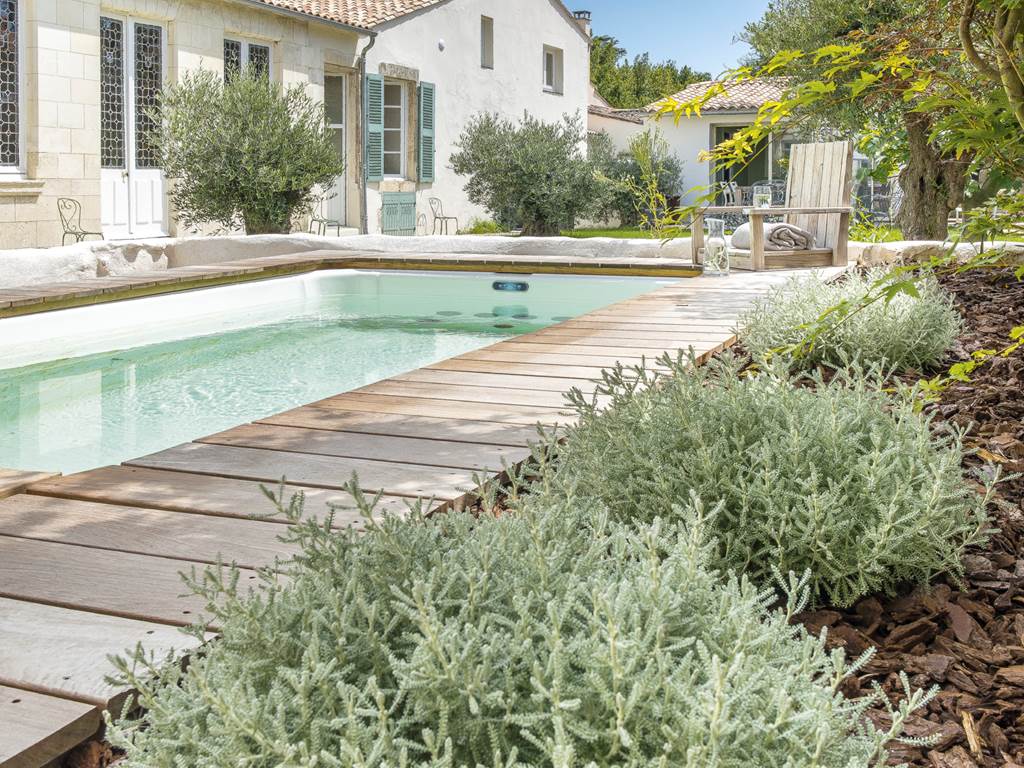 Piscine (bassin de nage à contre courant) et jardin