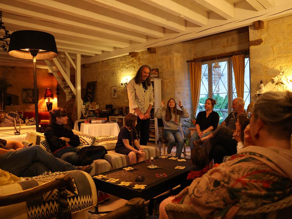 Le village se réveille au Château Ludique : une partie de Loup-Garou géante pour souder vos groupes d'amis ou vos séminaires dans le Lot.