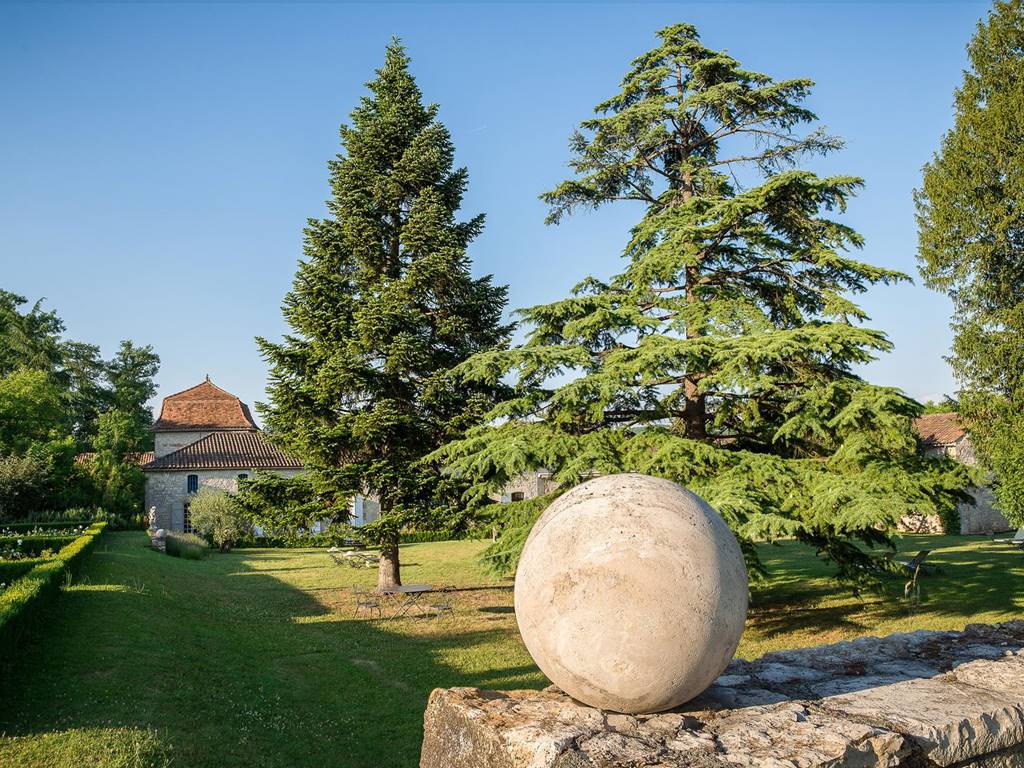 LES ARBRES :  NOUS EN PLANTONS PLUSIEURS DIZAINES CHAQUE ANNEE
