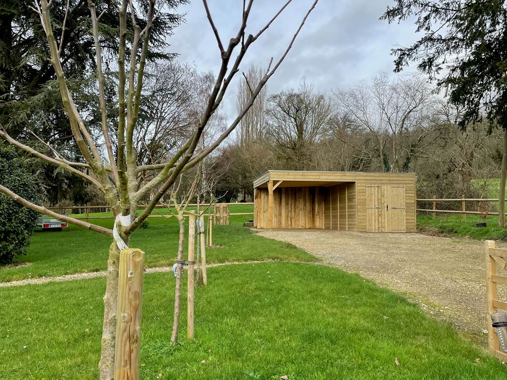 Stationnement sous le carport ou sur le parking