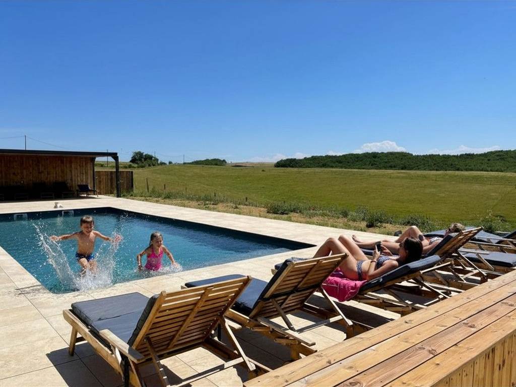 Famille piscine ferme du Hitton