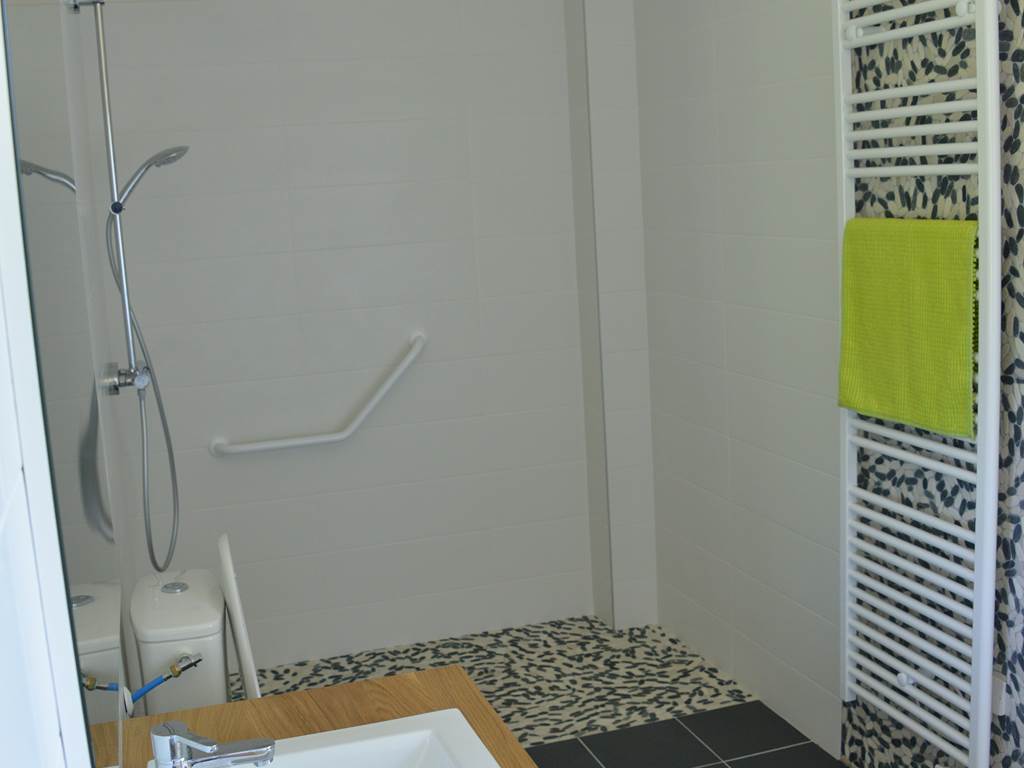 salle de bain chambre "Galets de garonne" accueil PMR