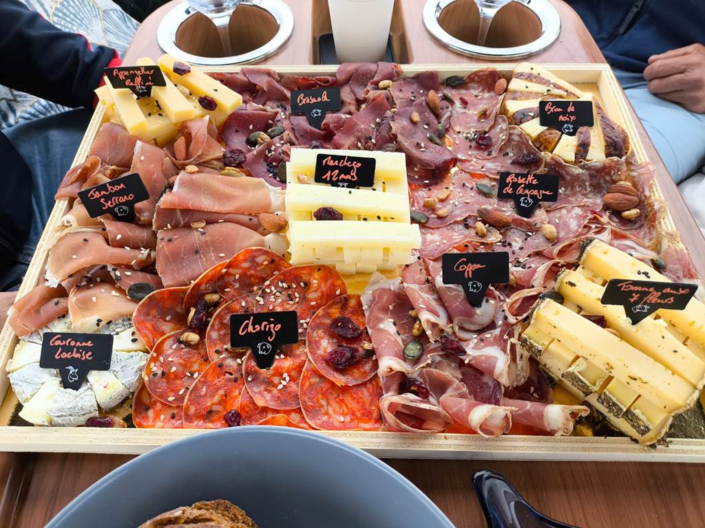 plateau-fromage-charcuterie-bateau-amis-privatisation-morbihan