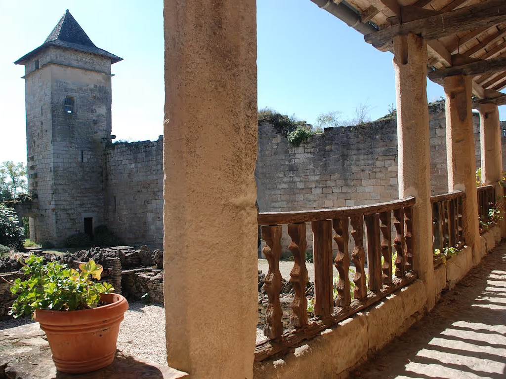 le-chateau-de-pervinquieres-exterieur