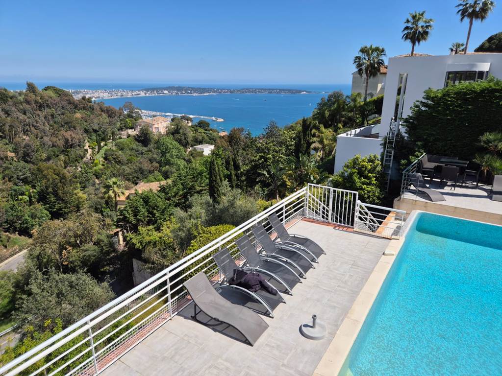 Espace détente piscine à Cannes
