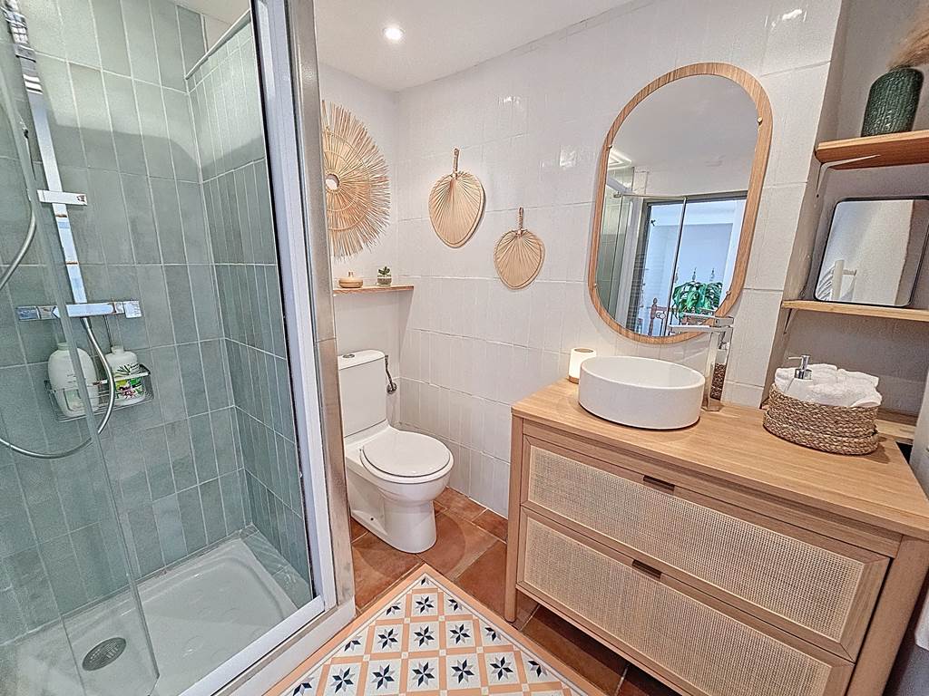 Ambiance douce et apaisante, avec des teintes verts d’eau, de bois clair et des touche de rotin, pour un esprit naturel et relaxant