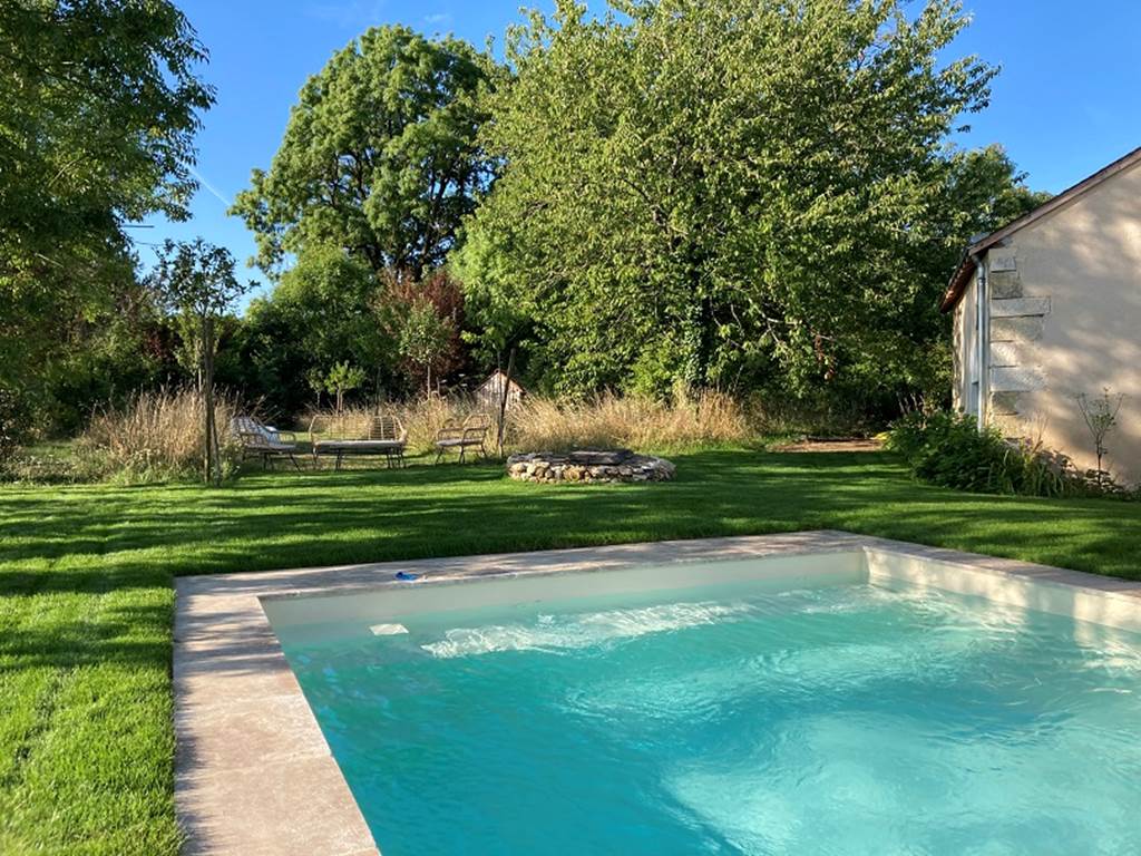 chambres-d-hotes-amboise-maison-chemin-piscine-campagne