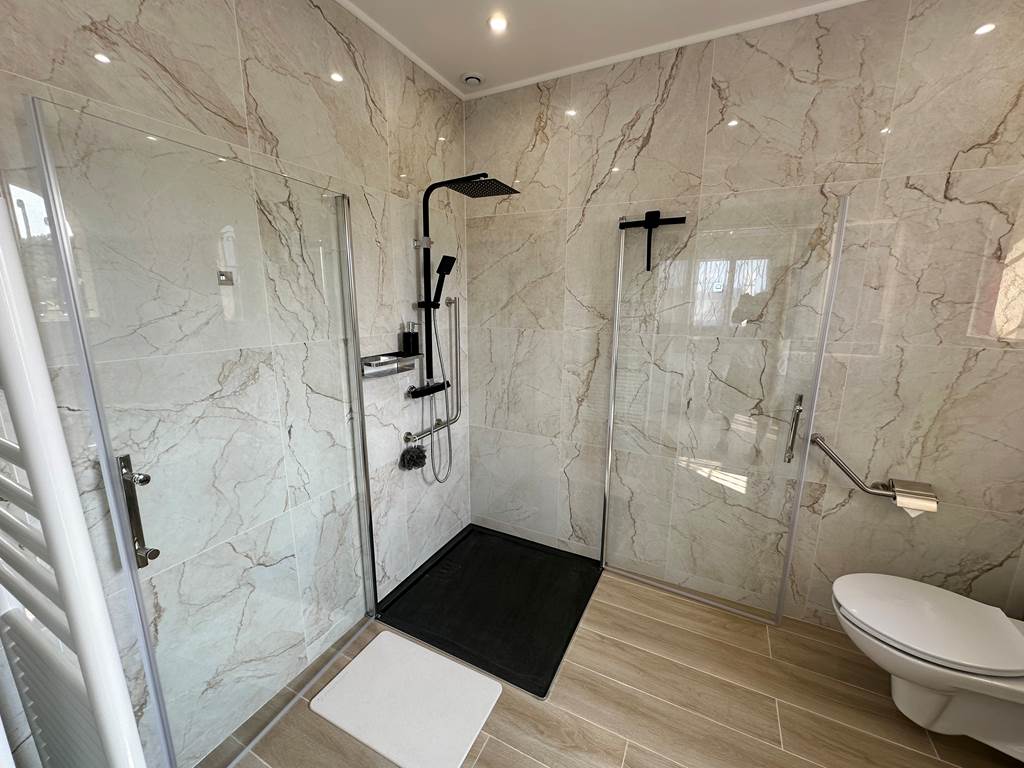 salle-de-bain-pmr-douche-italienne-wc-suspendus-mas-des-anges-soussans-margaux-medoc