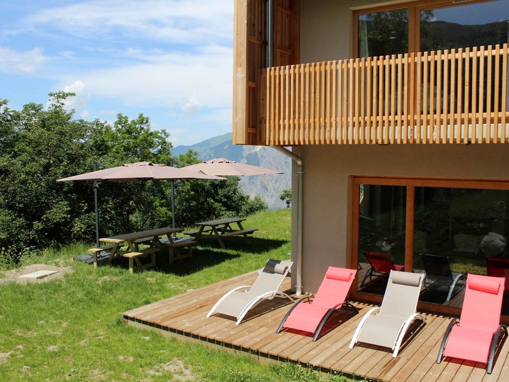 Table de Pic Nic, parasols et bains de soleil au chalet