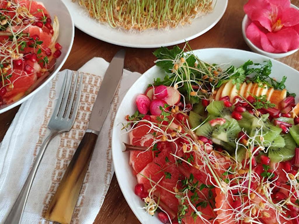 assiette végétale aux pousses germées, fruits et légumes de saison