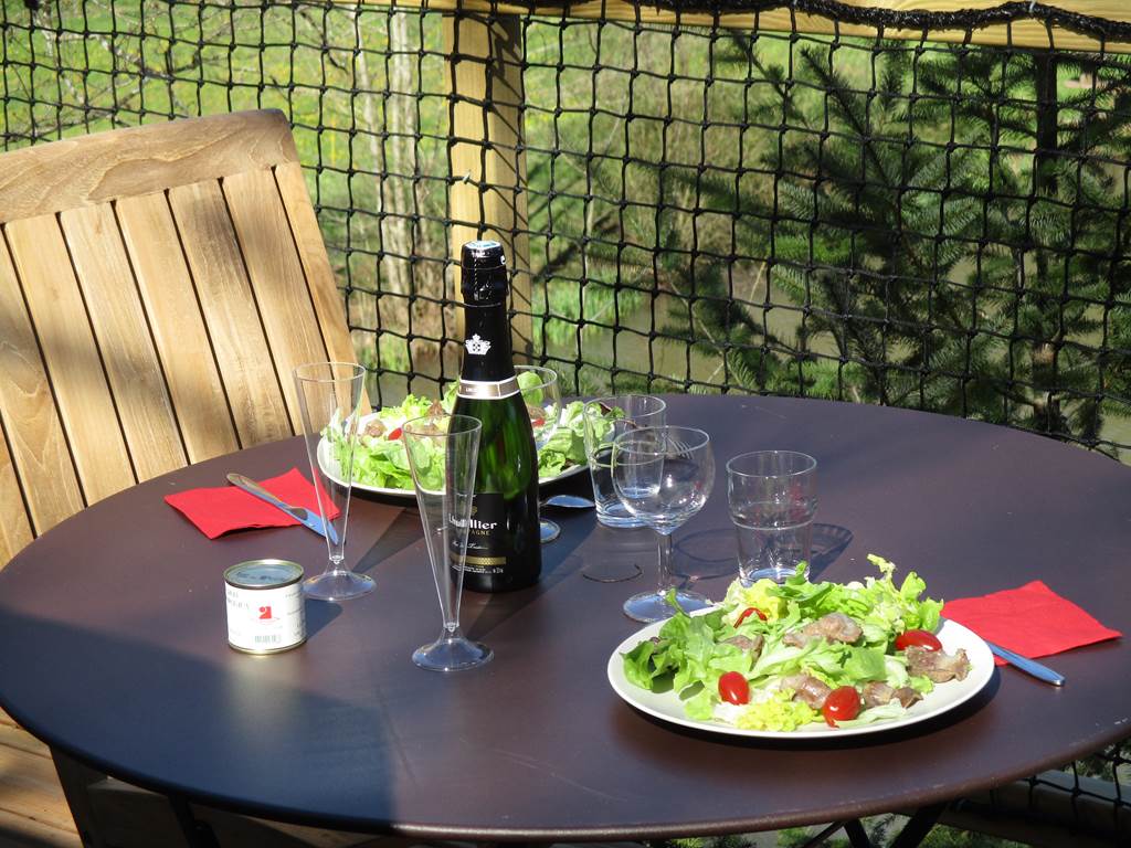 Repas sur la terrasse avec vue sur le lac