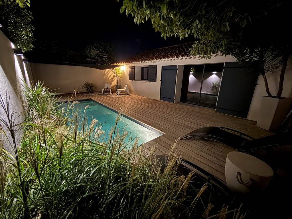 Piscine illuminée la nuit – détente et sérénité sous les étoiles