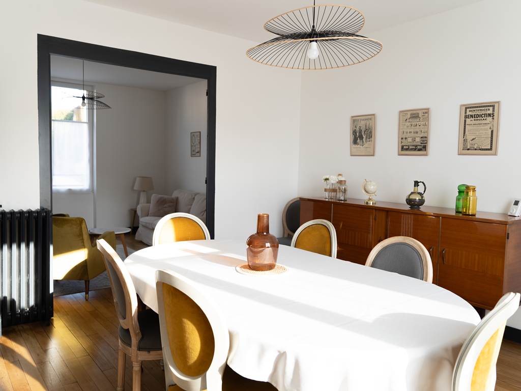 Salle à manger lumineuse avec charme de l'ancien