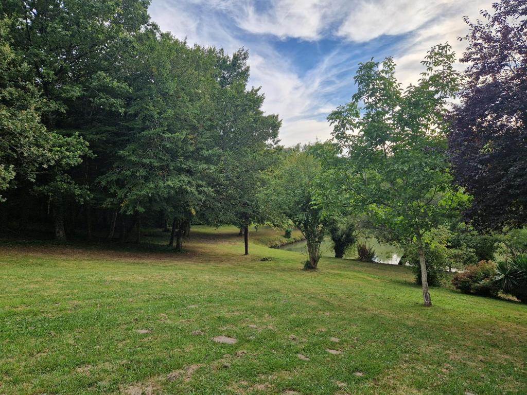 <img src="balade-nature-etang-hacienda-soubran.jpg"       alt="Balade en pleine nature autour de l’étang de L’Hacienda de Soubran"       title="Randonnée et balade autour de l’étang de L’Hacienda de Soubran, Charente-Maritime">
