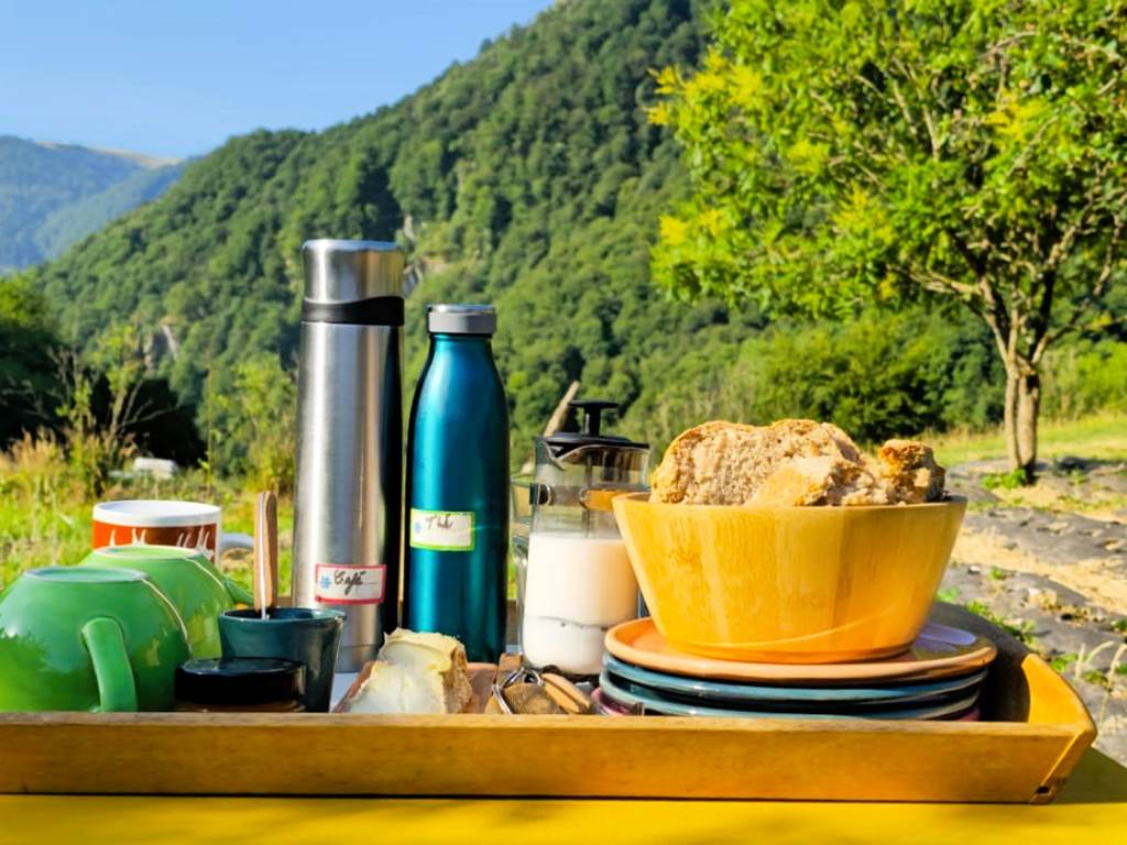 Petit déjeuner vue sur la montagne