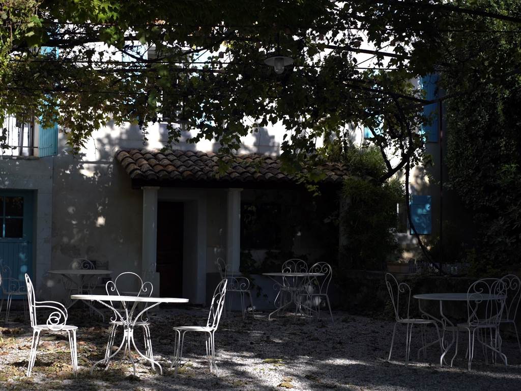Terrasse sous la vigne FullSizeRender