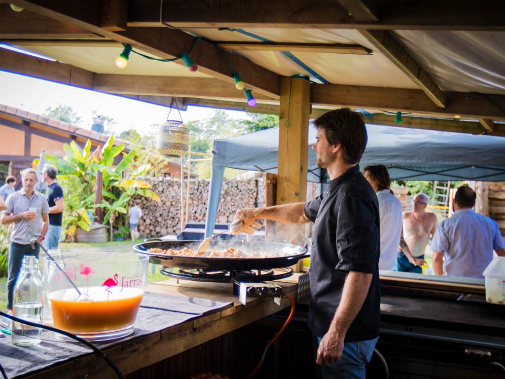 Un bar avec plancha extérieur pour les repas autour de la piscine