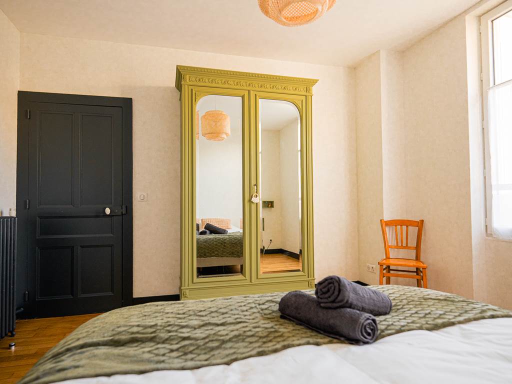Chambre double avec armoire