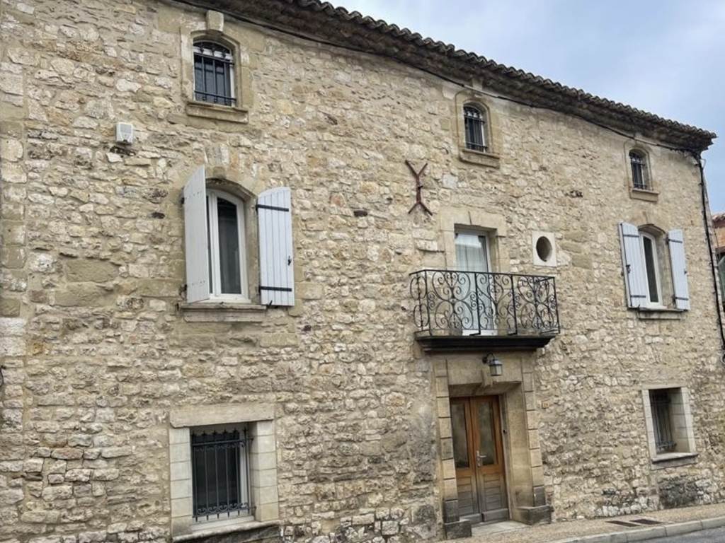 VUE DE L'EXTERIEUR GRANDE MAISON FAMILIALE