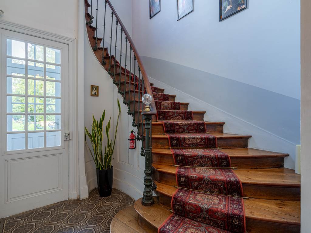 l'escalier magistral qui dessert les chambres du premier étage