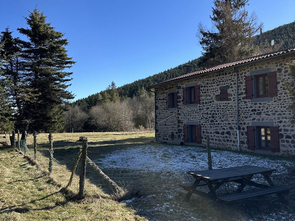 Jardin, jeux pour enfants, ping-pong, coin pétanque, barbecue, Gîtes Moréno Puy-de-Dôme Proche Vulcania Auvergne Sancy Tourisme Location de vacances Ski Montagne Lacs Volcans VTT randonnées