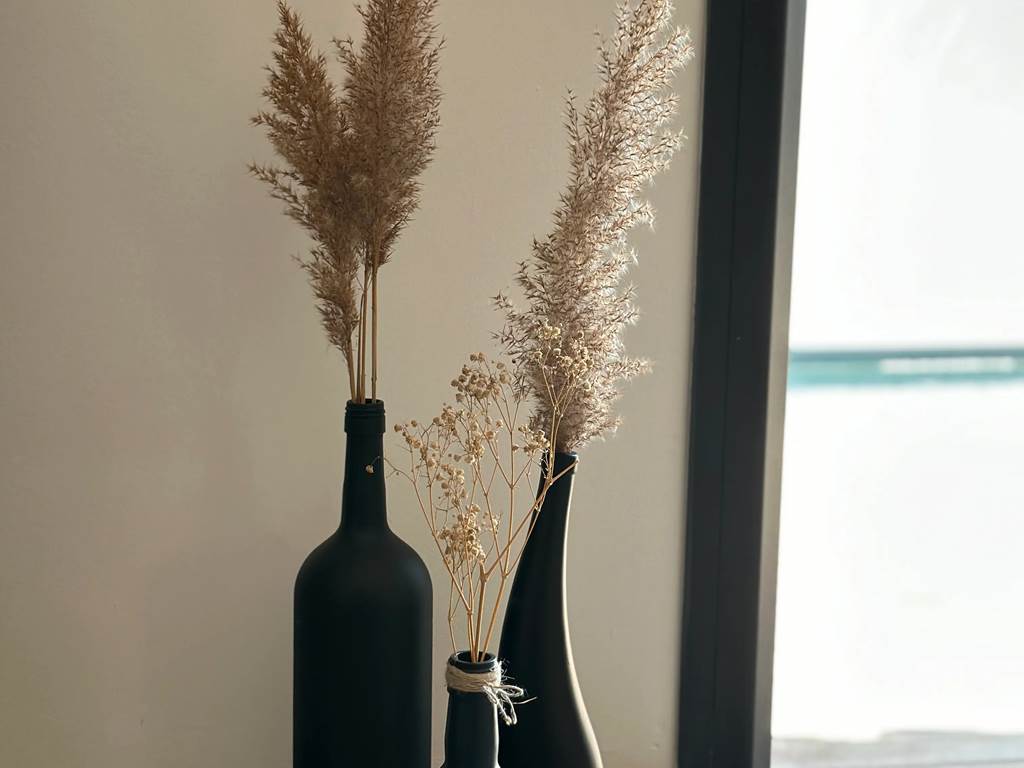 Ambiance chaleureuse et décoration raffinée dans le séjour de la villa