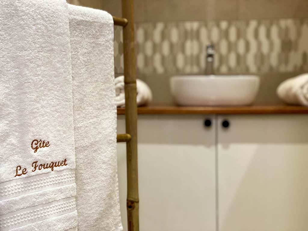 GI^TE LE FOUQUET Salle de Bains 1