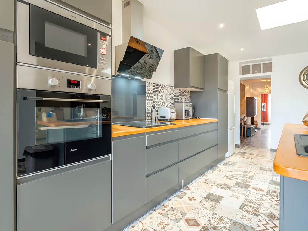 cuisine-moderne-vue-jardin-gite-parcours-cathare