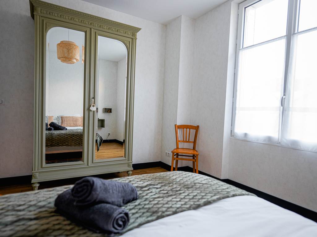 Chambre fonctionnelle avec armoire