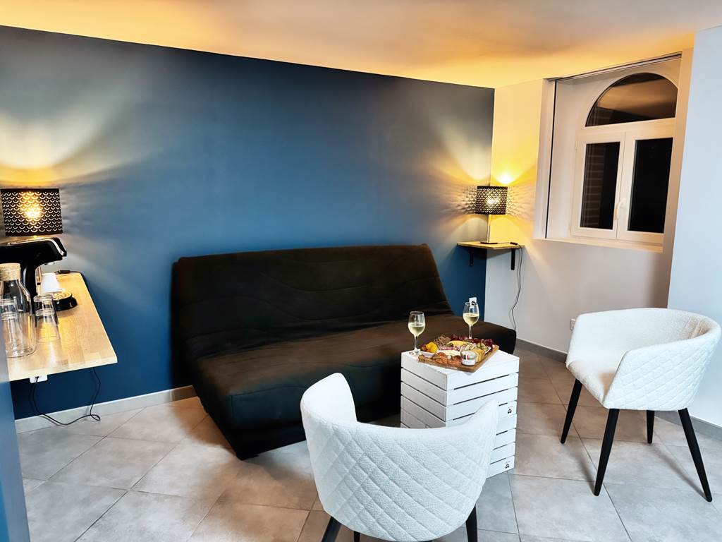 Espace détente avec canapé dans spa privatif – Spa Le Magnolia