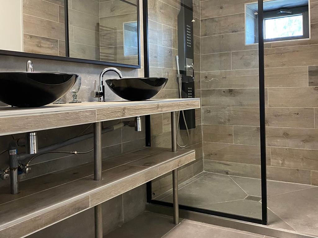 Salle de douche. Au regard du Pré