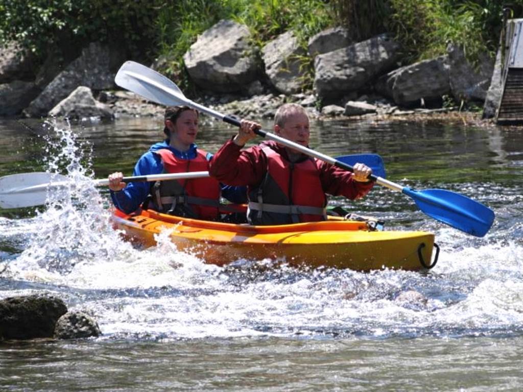 Kayak Les Remous, à 5 minutes à pied du gîte : embarquez directement pour une descente conviviale de l’Ourthe au cœur de la nature.