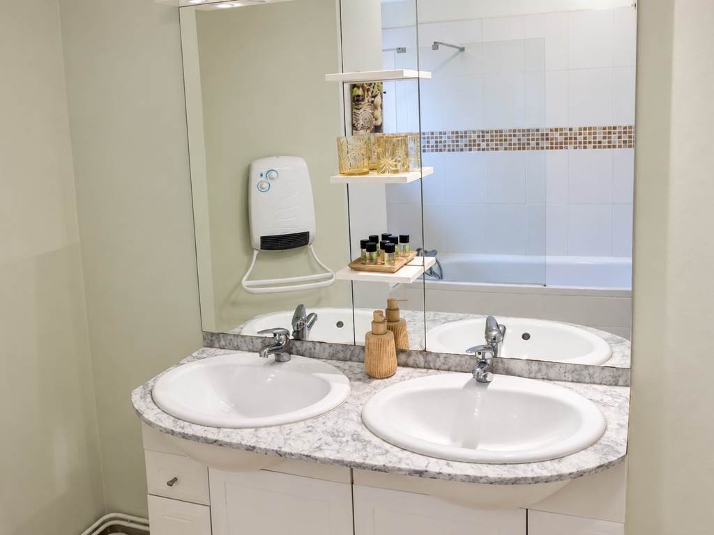 Salle de bains lumineuse aux reflets naturels