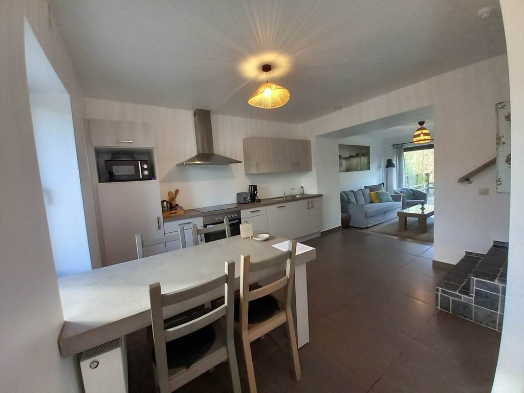 Cuisine-Salon. A l'ombre du chêne