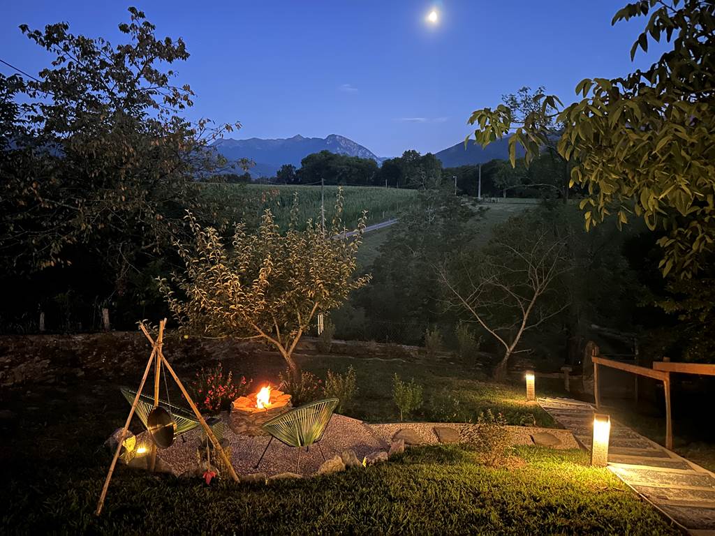 Brasero avec vue sur les montagnes