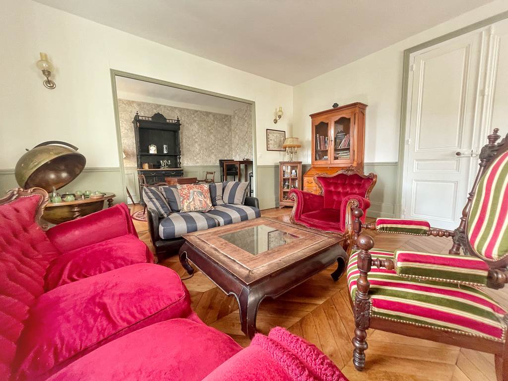 La Maison Voyage 41 - salon meubles chinés parquet pointe de hongrie