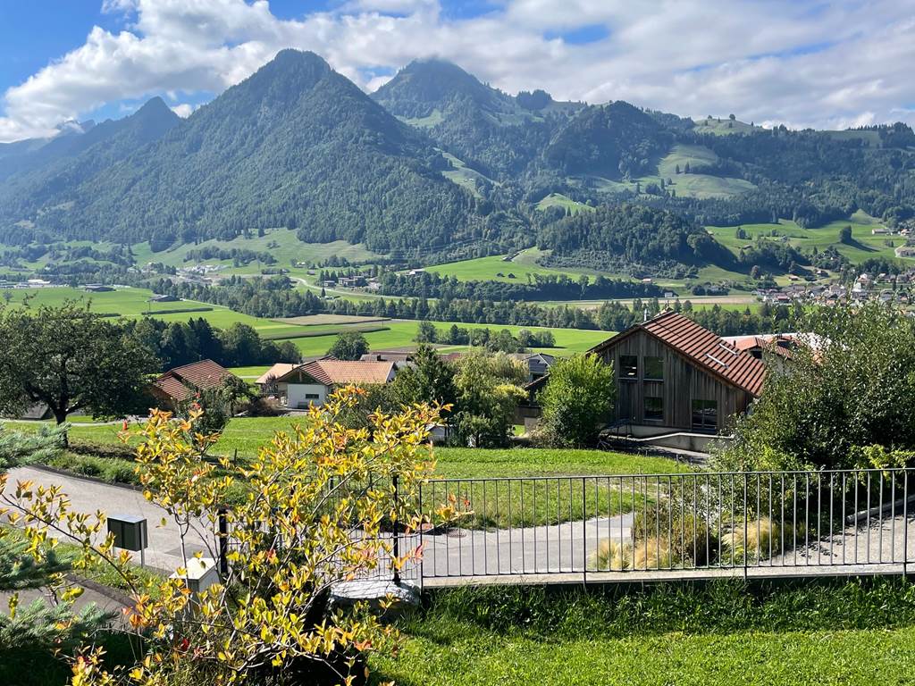 jardin-automne-studio-gruyeres-canton-de-fribourg-vue-montagne-nature