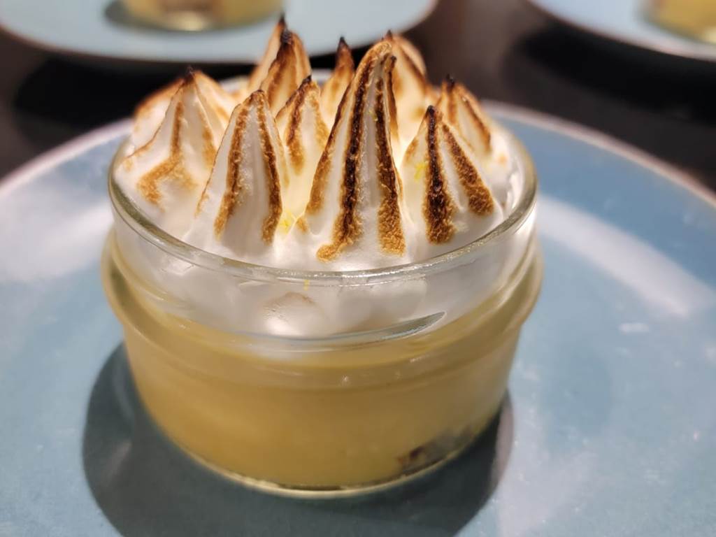 Dessert maison meringué préparé avec soin pour les convives du Domaine Cardu.