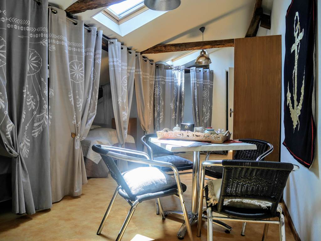 chambre dortoir 4 personnes à l'étage, climatisée, avec 2 lits en 120cm et 1 lit électrique en 140cm.