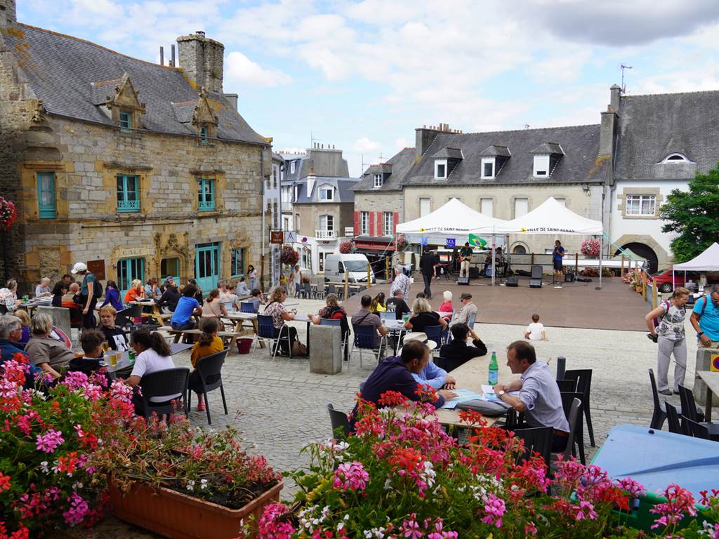 Ambiance conviviale et musicale « Les Mardis de l’été » à Saint-Renan pour agrémenter vos vacances aux chalets de Kerescar.”