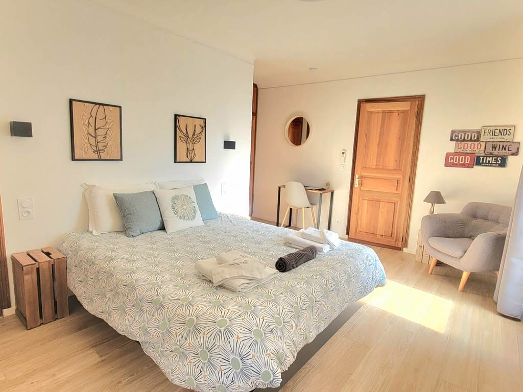 Chambre d'hôtes lumineuse avec lit double et entrée indépendante au Domaine Cardu.