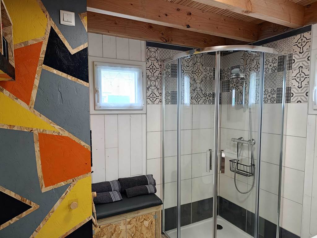 Salle d'eau avec sèche-serviette et double vasques au Lodge de Kerescar à Plouarzel