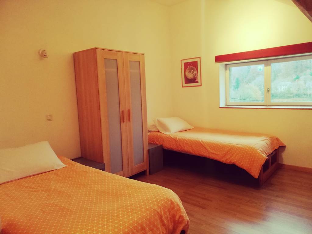Chambre à l'étage avec deux lits simples