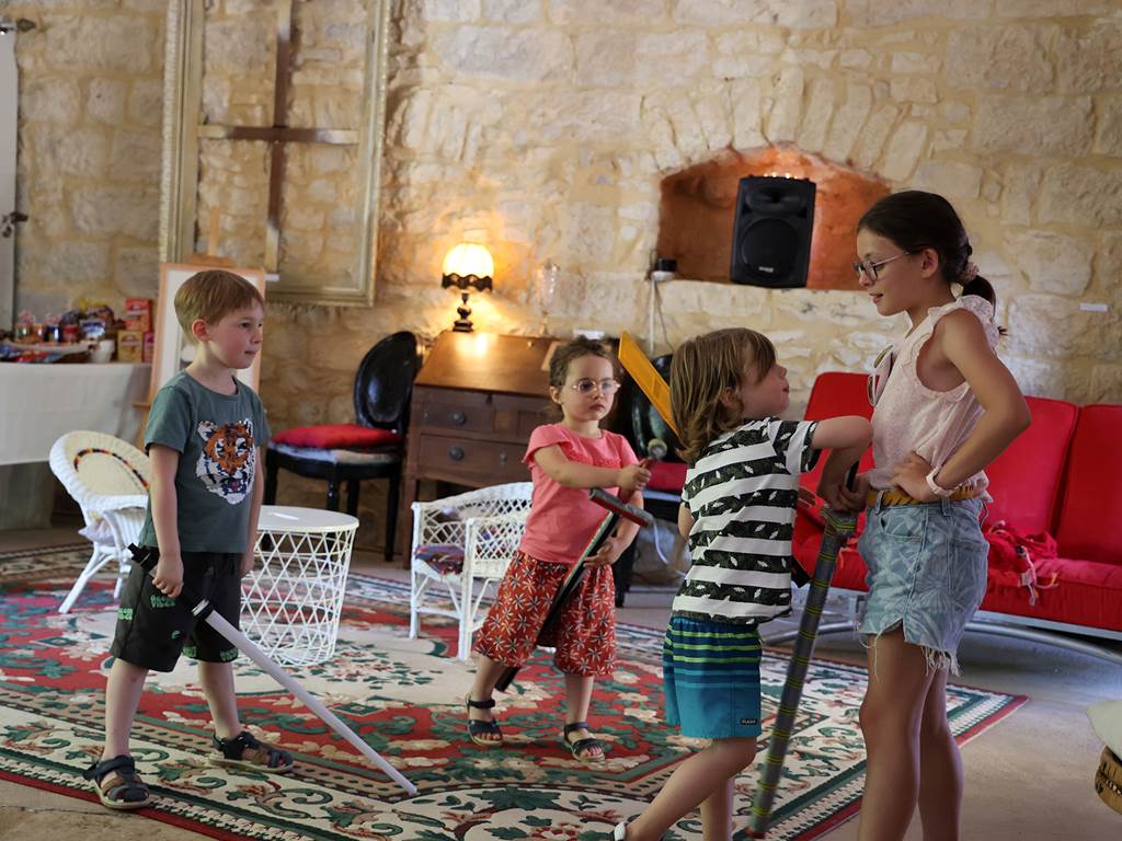 Vacances en famille au Château de Saint-Chamarand : un paradis pour les enfants avec jeux et grands espaces dans le Lot.