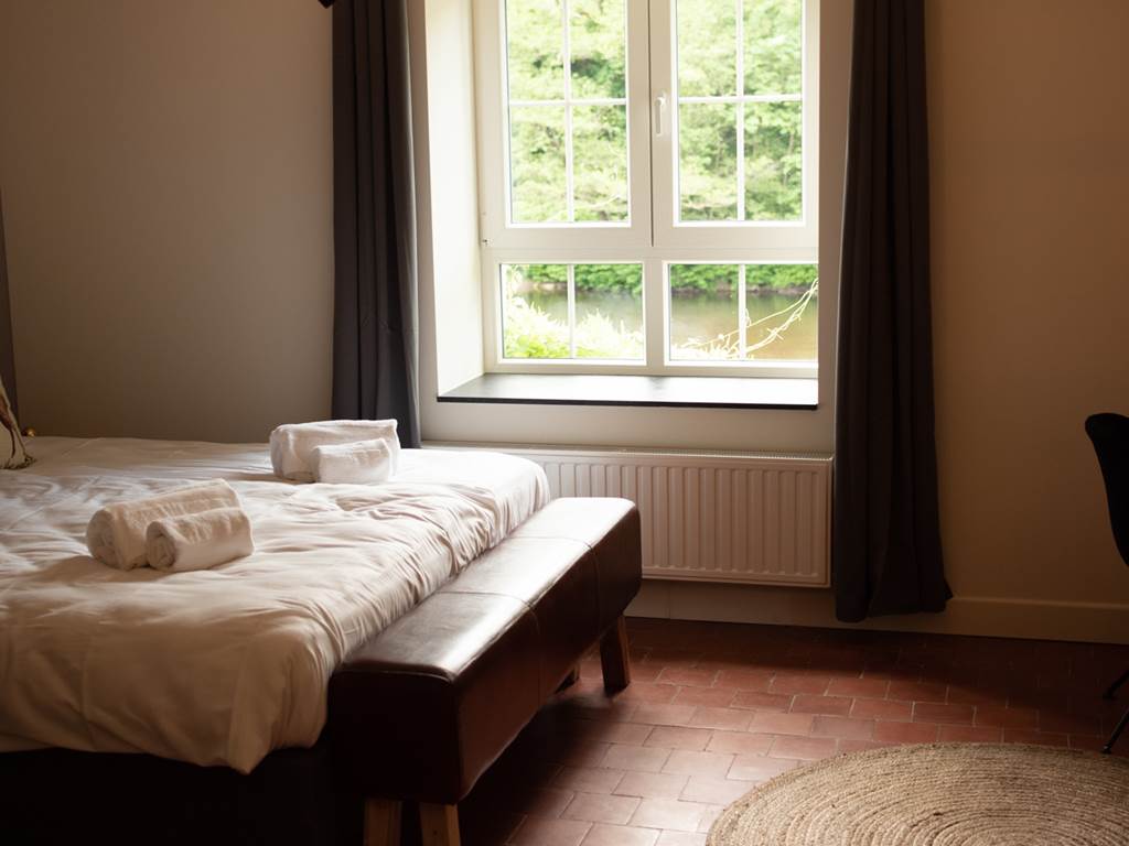 Slaapkamer met uitzicht op de Amel - Chambre à coucher avec vue sur l’Amblève - Schlafzimmer mit Amelblick - Bedroom with view over the Amblève river